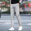 Pantalones de hombre color blanco roto, nuevo modelo otoño 2026, transpirables, ligeros, pantalones casuales, pantalones rectos ajustados para hombre de nueve puntos