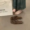 Chinelos Simples de Tira Fina Estilo Coreano First Encounter para Mulheres Verão 2026 Sandálias Planas Confortáveis com Solado Macio para Férias e Uso ao Ar Livre