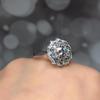 Anillo de apertura de moissanita de imitación de 1 quilate con flor de doble capa de ocho corazones y ocho flechas. Cadena de suministro de joyas en línea para celebridades.