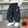 Roupas de Inverno para Meninos Estilo Urso Calça Xadrez com Pelúcia Calça de Peça Única de Veludo Perna Curva Solta Calça Versátil para Bebê Transfronteiriça