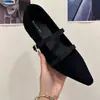 Novos sapatos Mary Jane retrô estilo francês com estampa de leopardo e bico fino para mulheres, apresentando um design de tira única e um discreto salto interno para altura adicional.