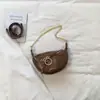 Bolso de hombro de cadena de cuero encerado retro, bolso de luna estilo coreano, versátil para ir al trabajo, bolso de un solo hombro o cruzado, un bolso de mujer de nicho y elegante