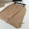 "Dinheiro velho solto" Colete de crochê resistente Versátil e emagrecedor + Cintura de Tencel Senso de Design Saia Midi