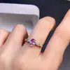 El Anillo Alexander Tiene un Fuerte Efecto de Cambio de Color Rojo-Verde, Apareciendo Verde a Verde Azulado a la Luz del Sol