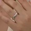 Anillo de Banda Ancha de Plata S925 con Moissanita Pavimentado de Piedras Estilo Clásico Simple Versátil Uso Diario En Stock Suministro Directo