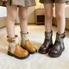 Botas infantis, design color-block retrô com fivela, botas de cano médio, coleção outono/inverno 2026, botas de moto bico redondo para meninas, botas curtas versáteis