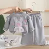Conjunto de Roupas de Outono para Meninas 2026 Novo Estilo Coreano Moda para Bebês e Crianças Moletom de Manga Longa Conjunto de Duas Peças Roupas de Primavera e Outono para Bebês