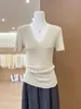 Hermosa camiseta de punto de seda helada color rosa estilo coreano, cuello en V, manga corta para mujer, top único y súper estiloso de corte ajustado para el verano de 2026