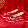 Novos sapatos de noiva Xiuhe estilo chinês da marca White Pillow Crane, bico redondo, com borlas, salto baixo, com aumento interno de altura, bordados, sapatos femininos Hanfu