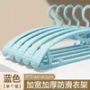 Cabides engrossados e reforçados para uso doméstico, projetados para pendurar e secar roupas, apresentando um design que não marca, prevenindo deformações nos ombros e escorregamento, e oferecendo um tamanho maior para melhor suporte