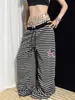 Pantalones casuales de rayas estilo retro americano, unisex, diseño cleanfit, versátiles, con bordado, corte holgado, estilo pierna ancha, modernos