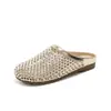 Chinelos femininos fechados 2025 novo estilo de verão com strass, malha respirável, design vazado, adequados para uso externo, sapatos femininos casuais de sola plana