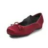Sapatos rasos de moda nicho de 2,5 cm com laço pequeno, novo modelo outono 2026, bico redondo, salto baixo, tira cruzada, sapatos pequenos de couro