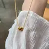 Joyería Chapada en Oro con un Toque de Lujo Ligero y de Alta Gama, Collar con Colgante de Corazón Pequeño Estilo Francés para Mujer, Cadena Versátil para Clavícula en Oro de Imitación