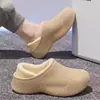 Pantuflas de algodón impermeables para hombre, nuevo estilo de invierno 2026, adecuadas para usar en interiores y exteriores, con forro de felpa para mayor calidez, suela gruesa y diseño antideslizante.