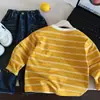 Camiseta base de otoño para niños Muye, camiseta de rayas estilo coreano, ropa infantil Huzhou Zhili, top elegante dos en uno para niños