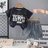 Roupa Infantil Menino Conjunto de Verão 2026 Nova Roupa de Verão para Bebê Letra Bonita Manga Curta Roupa de Verão para Menino Tendência