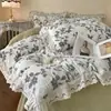 Conjunto de Quatro Peças Bordado de Veludo Leiteiro do Sul da França para o Inverno com Capa de Edredom de Renda Bordada, Espessado e Quente, Conjunto de Três Peças para Dormitórios Estudantis