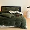 Juego de ropa de cama de cuatro piezas de terciopelo de leche de color sólido minimalista de grado A, engrosado para el calor del invierno, funda de edredón y sábana bajera de forro polar coral, disponible para compra grupal como regalo
