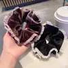 Scrunchie de Terciopelo Retro Color Café con Encaje Francés, Accesorio para el Cabello con una Pequeña Goma para el Cabello Texturizada Estilo Chanel y Elegante Adorno para la Cabeza