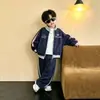 Conjunto de Roupa Esportiva Masculina Primavera e Outono Estilo Coreano Conjunto de Duas Peças Lindo e Moderno para Crianças Pequenas e Crianças Jovens Roupas Estilosas Comércio Exterior
