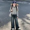 Conjunto de Roupa para Meninas Primavera e Outono 2025 Novo Estilo Coreano Cardigã de Tricô Calça Jeans Wide Leg Conjunto de Duas Peças para Crianças Médias e Mais Velhas Estiloso