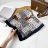 Pañuelo cuadrado marrón estilo Maillard para mujer, nuevo modelo otoño 2026, elegante y versátil, se puede usar como accesorio decorativo para el cabello o bufanda para el cuello, venta al por mayor