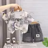 Conjunto de Verão para Meninos 2026 Novo 0-6 Anos 5 Estilosos Camisa Casual de Manga Curta com Estampa Total Shorts Conjunto de Três Peças Tendência