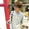 Moda Verão Masculina Personalidade Plissada Patchwork Bordado Camiseta Masculina Adolescentes Solta Listrada Retro Emblema Gola Redonda T