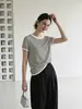 Camiseta francesa com recorte nas costas para mulheres com design listrado, nova coleção de verão 2026, top de malha de manga curta justo, doce e ousado