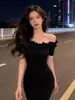 Vestido corto sexy y seductor de chica caliente, con hombros descubiertos y mangas cortas con volantes, que revela los hombros y las clavículas, entallado a la cintura, adelgazante, estilo bodycon para mujer