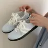 Tênis femininos estilo coreano, leves e antiderrapantes, coleção outono 2026, tênis esportivos casuais da moda de cano baixo com bolinhas para estudantes