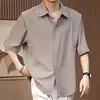 Nueva Camisa de Manga Corta de Verano 2025 con Hielo Sedoso Fluido, Camisa de Manga Media de Color Sólido Antiarrugas de Tendencia Estilo Coreano para Hombre