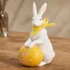 Decoração de Páscoa estátua de coelho de resina em pé segurando um ovo e buquê, decoração de mesa para casa, novo pequeno presente criativo