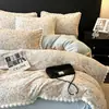 Juego de Ropa de Cama de Leche Gruesa Tallada Cuatro Piezas Más Terciopelo Coral Franela Sábana Falda de Cama Funda de Edredón Juego de Tres Piezas Suministros