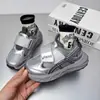 Zapatillas infantiles 2026 nuevas suela blanda velcro malla transpirable color retro bloques de color ligeras versátiles casual