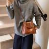 Bolso Pequeño Retro Versátil de Diseño de Nicho para Mujer, Nuevo Bolso Cruzado Tipo Cubo de Moda Otoño e Invierno 2025