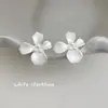 Pendientes de Flor Lacada Frescos de Verano, Elegantes y Versátiles, Nuevo Estilo de Moda con Acabado de Alta Gama, Cadena de Suministro de Pendientes de Fábrica