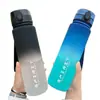 2025 Verano Explosiones Portátil Portátil Gradiente Alto Valor de Color Gran Capacidad Plástico Montar Fitness Taza de Agua para Estudiantes Hombres y Mujeres