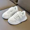 Zapatillas blancas nuevas de moda para niños 2026 primavera/otoño versión coreana para niños y niñas mayores, versátiles zapatos casuales para deportes al aire libre