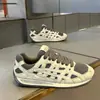 Sapatos masculinos populares 2026 verão novo vintage desgastado malha respirável aumento de altura leve casual versátil sapatos casuais