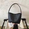 Bolsa de mão com padrão trançado transfronteiriça para mulheres, nova bolsa de ombro versátil e moderna com textura de grande capacidade, estilo férias
