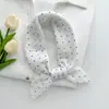 2026 Nuevo Estilo Artístico Lunares Bufanda Blanca de Seda Cuadrada Pequeña para Mujer Primavera y Verano Capas Moda Bufanda para el Cuello