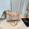 Bolso cuadrado pequeño de cadena con bordado de diamantes en forma de V para mujer, bolso de hombro de lujo ligero con solapa de cierre, bolso cruzado versátil, bolso de fiesta para mujer