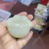 Ornamento de mão de jade afegão natural, cabo de nogueira estrela-lua, ornamento de bule de jade, selo leão Pixiu laranja de jade amarelo