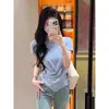 Camiseta Slimming Look Assimétrica na Cintura Feminina Verão 2025 Novo Design Chique Malha Manga Curta