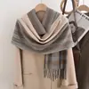 Cachecol Outono e Inverno para Mulheres 2026 Novo Estilo Coreano Simples Imitação de Caxemira Xadrez Cachecol Quente Fashionável Versátil Cachecol com Franjas