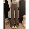 Foto real do novo estilo de outono de 2026, cintura elástica, levemente flare, calça casual com caimento, calça social feminina que afina a silhueta