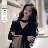 Vestido de punto ajustado de manga larga con cuello halter en V negro estilo Hepburn elegante para mujer