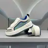 Tênis Masculino Moderno de Solado Grosso 2025 Outono Novo Versátil Aumenta Altura Branco Casual Esportivo Popular
